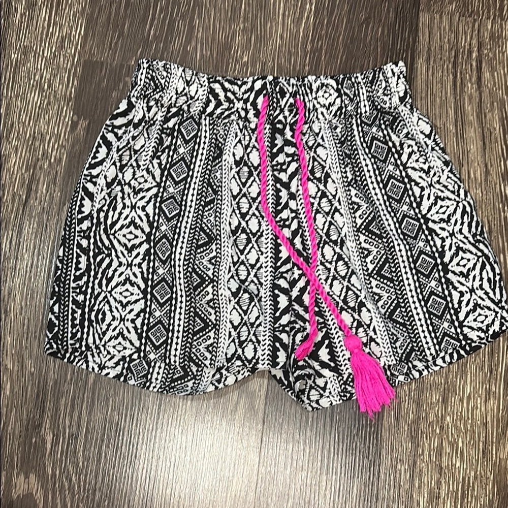 Girls shorts Japna Kids brand black and white aztec design size 8